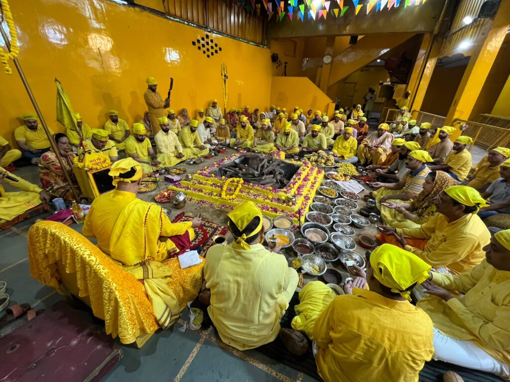 Maa Baglamukhi Dham Jalandhar : सिद्ध मां बगलामुखी धाम में दिव्य हवन-यज्ञ का भव्य आयोजन, ‘‘108 मोतियों की माला नहीं, हृदय की माला ही पहुंचाती है प्रभु तक’-नवजीत भारद्वाज