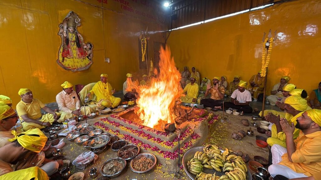 Maa Baglamukhi Havan at Gulmohar City: जिस दर्द में प्रभु की याद जाग जाए, वह दर्द भी नेमत बन जाता-नवजीत भारद्वाज