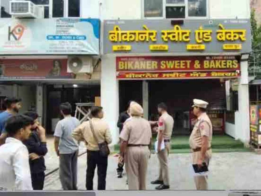 Jalandhar Bikaner Sweets Shop Robbery : जालंधर में बेखौफ चोरों का आतंक: बीकानेर स्वीट्स एंड बेकर का शटर उखाड़कर ले गए नकदी और DVR