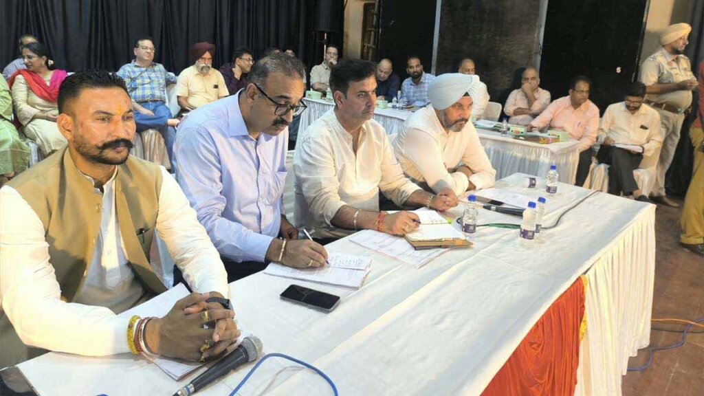 Jalandhar Municipal Corporation House Meeting : नगर निगम सदन में हंगामा चरम पर, एजेंडा फाड़ा गया, नारेबाजी के बीच कार्यवाही पूरी Jalandhar Municipal Corporation House Meeting : नगर निगम सदन में हंगामा चरम पर, एजेंडा फाड़ा गया, नारेबाजी के बीच कार्यवाही पूरी
