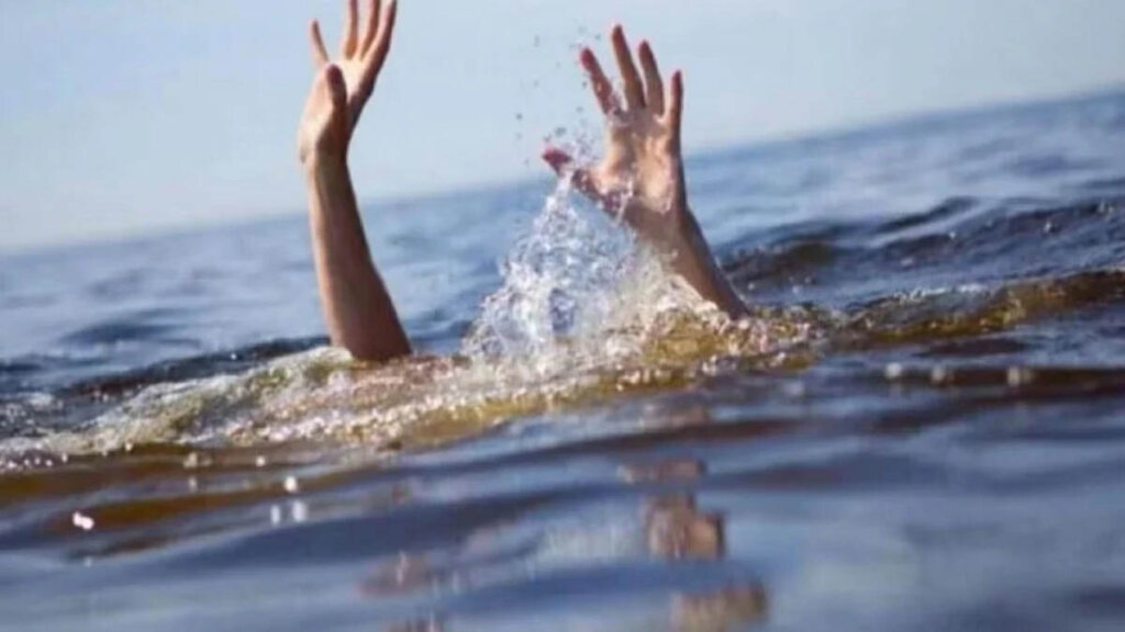 Man Jumps Into Yamuna Over iPhone EMI : iPhone की किस्तें नहीं भर पाया तो यमुना में लगाई छलांग