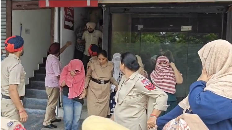 Police Raid at Spa Center : स्पा सेंटर पर पुलिस का बड़ा एक्शन, कई युवक-युवतियां हिरासत में Police Raid at Spa Center : स्पा सेंटर पर पुलिस का बड़ा एक्शन, कई युवक-युवतियां हिरासत में