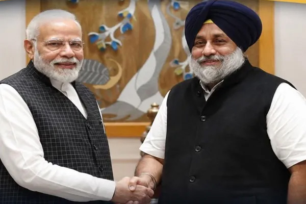 SAD-BJP Alliance Punjab : पंजाब की राजनीति में नए समीकरणों के संकेत! सुखबीर बादल-मोदी मुलाकात के बाद SAD-BJP गठबंधन की चर्चाएं तेज SAD-BJP Alliance Punjab : पंजाब की राजनीति में नए समीकरणों के संकेत! सुखबीर बादल-मोदी मुलाकात के बाद SAD-BJP गठबंधन की चर्चाएं तेज