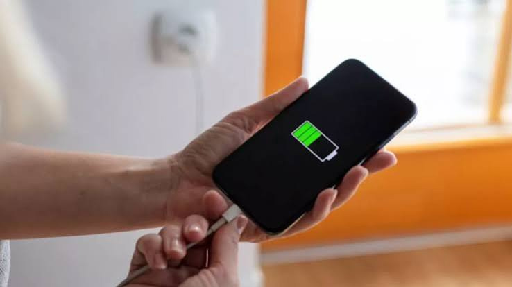 Smartphone Charging Mistakes : चार्जिंग के बाद फोन निकालते समय कहीं आप भी तो नहीं कर रहे ये गलती? पड़ सकता है महंगा नुकसान Smartphone Charging Mistakes : चार्जिंग के बाद फोन निकालते समय कहीं आप भी तो नहीं कर रहे ये गलती? पड़ सकता है महंगा नुकसान