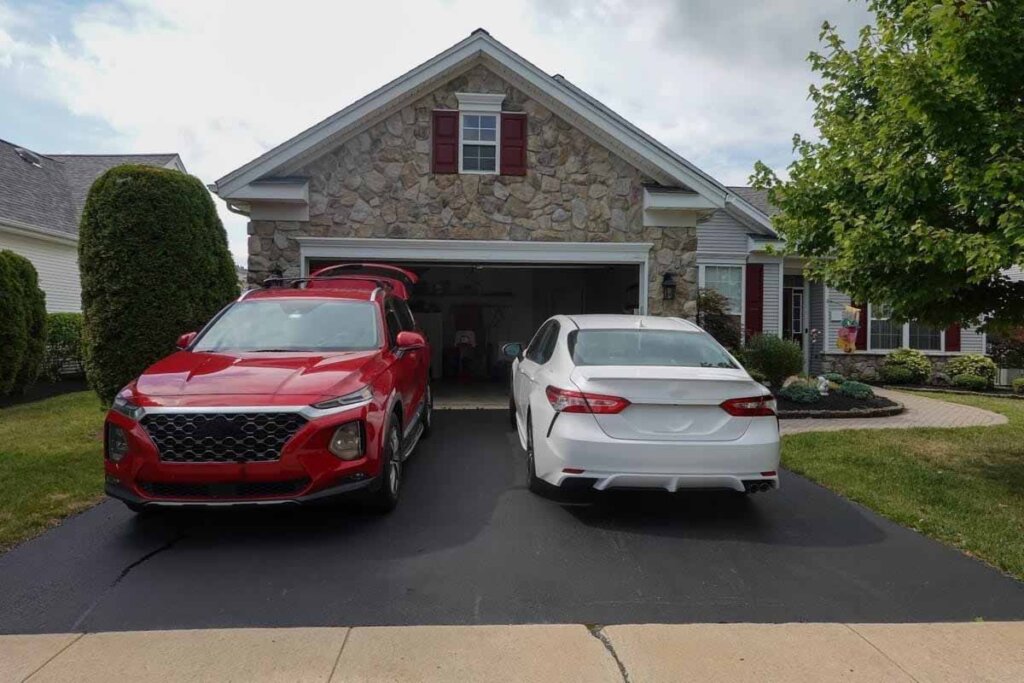 Vastu Tips for Car Parking Direction : गलत दिशा में खड़ी गाड़ी बना सकती है आर्थिक तंगी की वजह! जानिए वास्तु के अनुसार पार्किंग और गैराज की सही दिशा