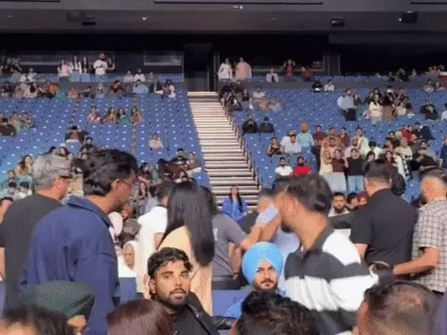 Amy Virk Live Show Clash : एमी विर्क के लाइव शो में बवाल! स्टेज के सामने भिड़े दो गुट, लात-घूंसे चले; मची अफरा-तफरी Amy Virk Live Show Clash : एमी विर्क के लाइव शो में बवाल! स्टेज के सामने भिड़े दो गुट, लात-घूंसे चले; मची अफरा-तफरी