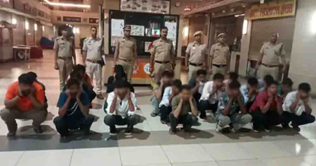 Gurugram Spa Raid : 18 स्पा सेंटरों में छापेमारी, 30 लड़कियां और 20 लड़के गिरफ्तार Gurugram Spa Raid : 18 स्पा सेंटरों में छापेमारी, 30 लड़कियां और 20 लड़के गिरफ्तार