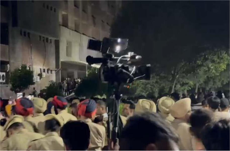 LPU Closed for 10 Days Following Violent Unrest : LPU में हंगामे के बाद बड़ा फैसला: 10 दिनों के लिए कक्षाएं बंद, मिड-टर्म परीक्षाएं भी स्थगित LPU Closed for 10 Days Following Violent Unrest : LPU में हंगामे के बाद बड़ा फैसला: 10 दिनों के लिए कक्षाएं बंद, मिड-टर्म परीक्षाएं भी स्थगित