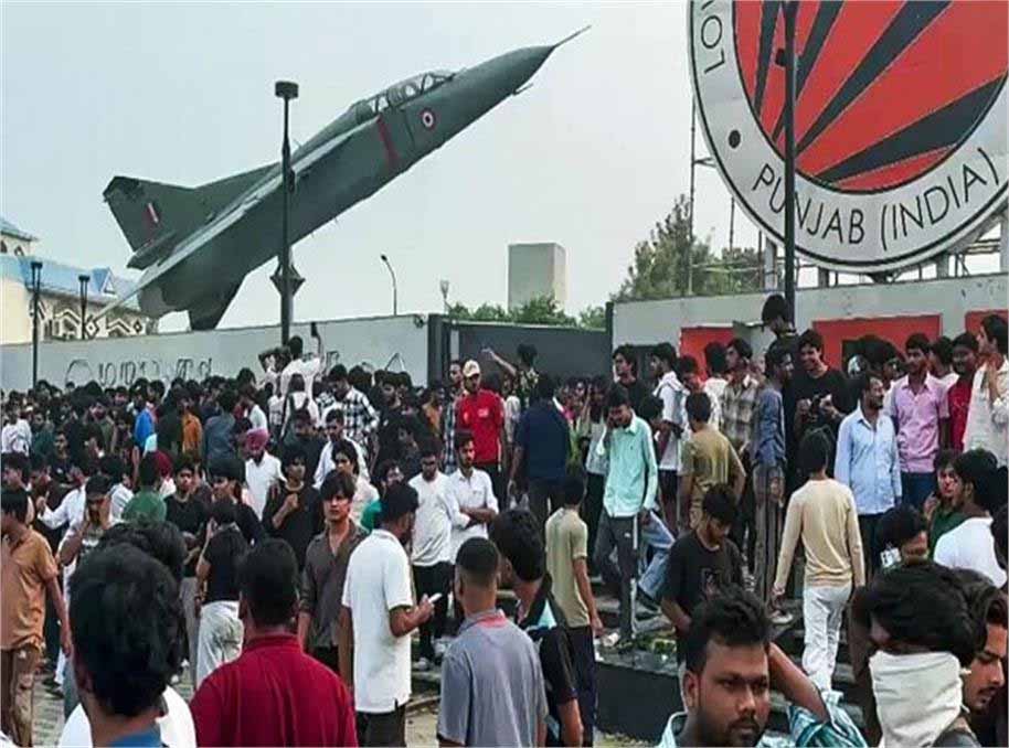 LPU Protest Update : LPU हंगामे में बड़ा खुलासा: 5 युवक हिरासत में, दातर और वॉकी-टॉकी बरामद; पुलिस जांच तेज LPU Protest Update : LPU हंगामे में बड़ा खुलासा: 5 युवक हिरासत में, दातर और वॉकी-टॉकी बरामद; पुलिस जांच तेज