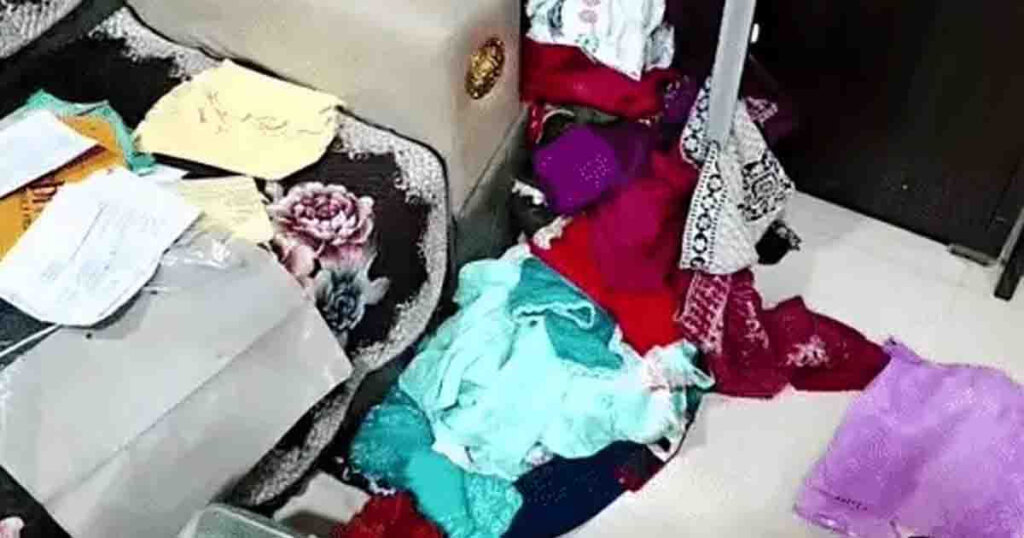 House Theft in Jalandhar : वृंदावन दर्शन करने गया परिवार, पीछे से चोरों ने साफ कर दिया घर! डेढ़ लाख कैश और लाखों के जेवर लेकर फरार House Theft in Jalandhar : वृंदावन दर्शन करने गया परिवार, पीछे से चोरों ने साफ कर दिया घर! डेढ़ लाख कैश और लाखों के जेवर लेकर फरार