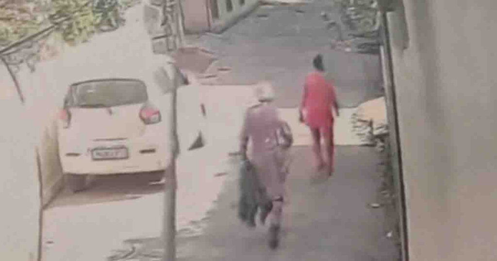 Robbery in Jalandhar : जालंधर में बुजुर्ग महिला से लूट, नशीला पदार्थ सुंघाकर सोने का कंगन लेकर फरार हुए बाइक सवार Robbery in Jalandhar : जालंधर में बुजुर्ग महिला से लूट, नशीला पदार्थ सुंघाकर सोने का कंगन लेकर फरार हुए बाइक सवार