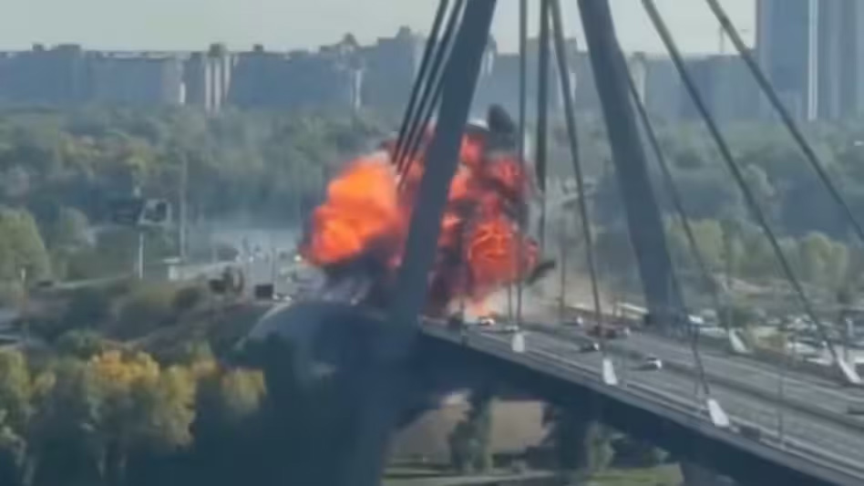 Russia Drone Attack On Kyiv Bridge : कीव पर रूस का बड़ा हमला: चलते ट्रैफिक के बीच पुल पर ड्रोन स्ट्राइक, जर्मन चांसलर की मौजूदगी में दहला यूक्रेन Russia Drone Attack On Kyiv Bridge : कीव पर रूस का बड़ा हमला: चलते ट्रैफिक के बीच पुल पर ड्रोन स्ट्राइक, जर्मन चांसलर की मौजूदगी में दहला यूक्रेन