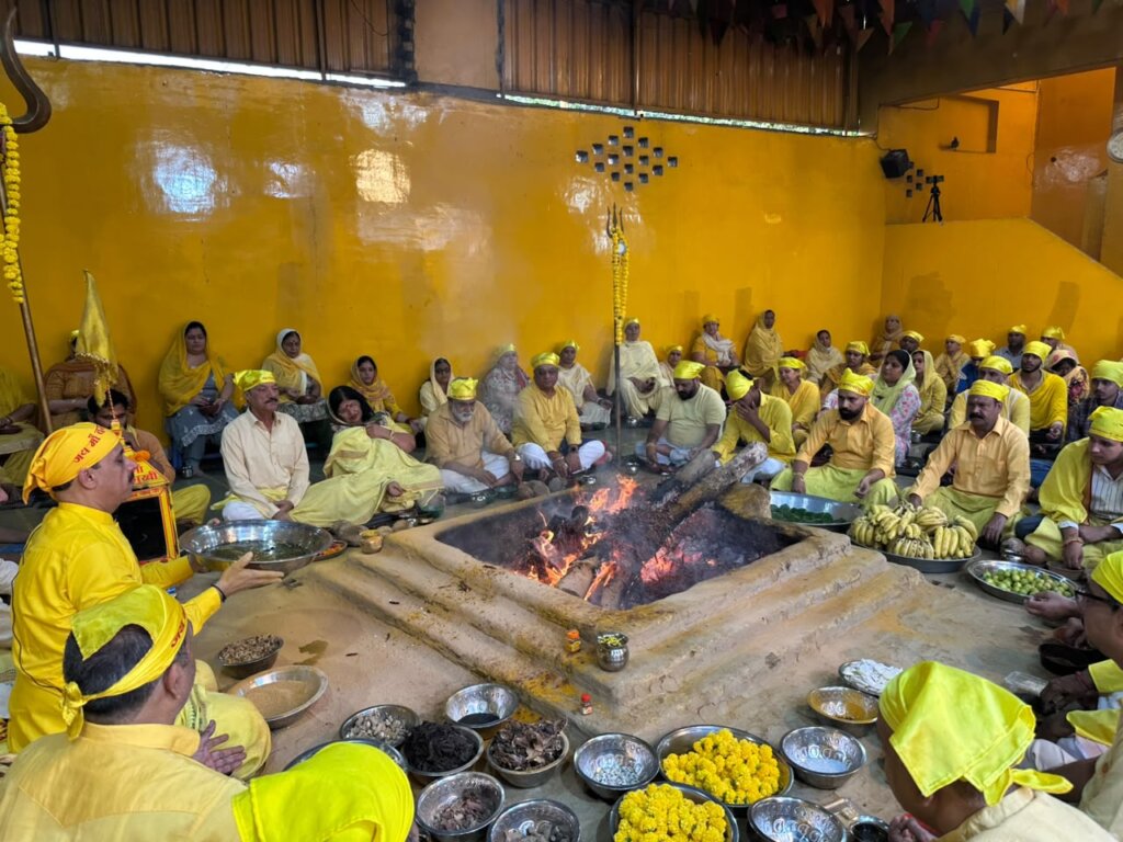 Maa Baglamukhi Dham Jalandhar : भक्ति के मार्ग पर संकल्प अडिग हो, सिर जाए पर कदम न डगमगाए- नवजीत भारद्वाज
