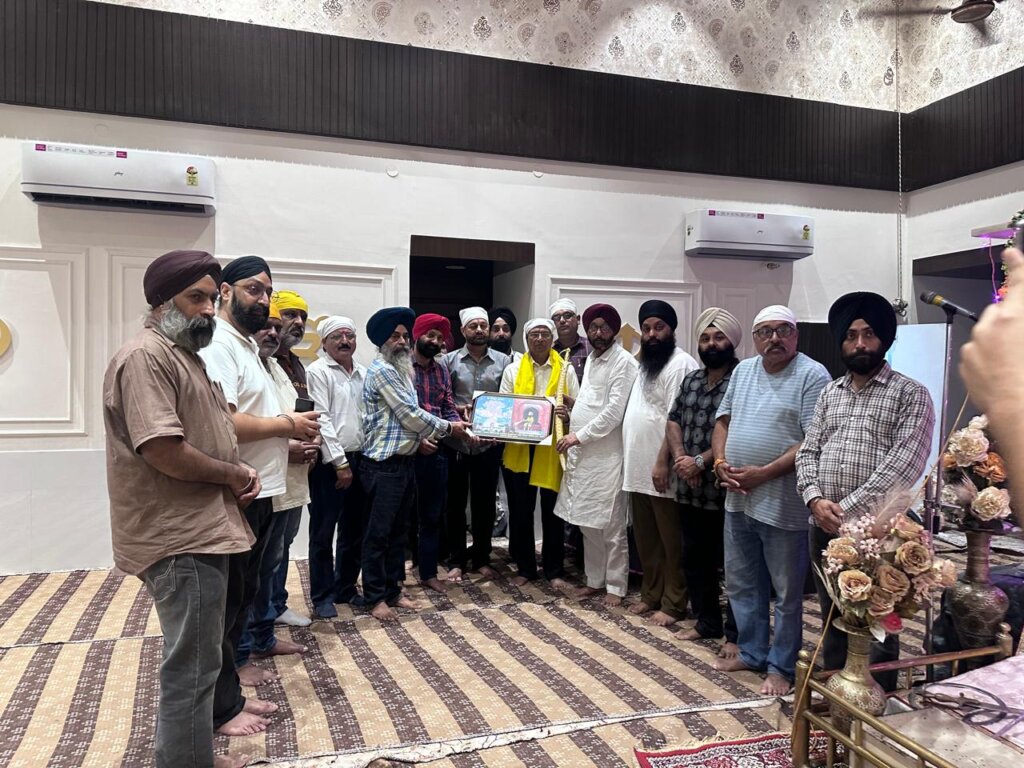 Ramesh Mittal Gurdwara Charan Kanwal Patshahi Natmastak : लवली ग्रुप के मालिक रमेश मित्तल गुरुद्वारा चरण कंवल पातशाही छठी में हुए नतमस्तक, प्रबंधक कमेटी ने किया सम्मानित Ramesh Mittal Gurdwara Charan Kanwal Patshahi Natmastak : लवली ग्रुप के मालिक रमेश मित्तल गुरुद्वारा चरण कंवल पातशाही छठी में हुए नतमस्तक, प्रबंधक कमेटी ने किया सम्मानित
